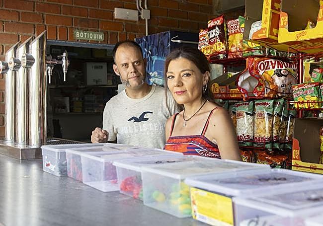 Miguel de Castro y Mari Cruz Díaz en el bar que regentan en la piscina de Torrelobatón