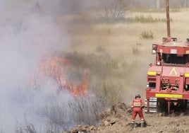 La UME sofocando el incendio en Abejera, Zamora