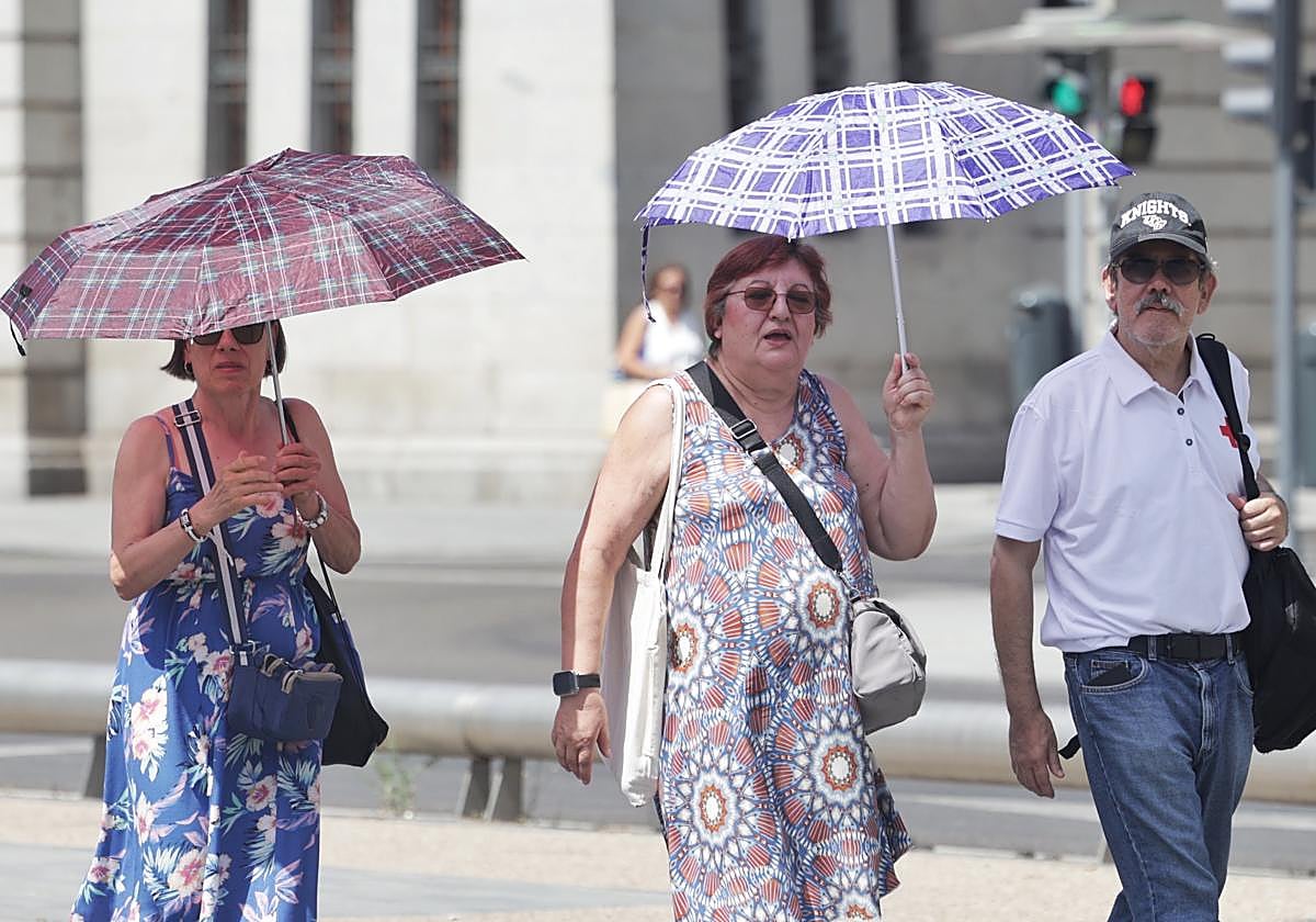 Los vallisoletanos buscan lugares de sombra en plena ola de calor.