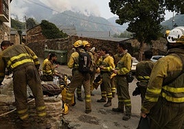 Bomberos en la zona cercana a uno de los focos del incendio de Salientes.