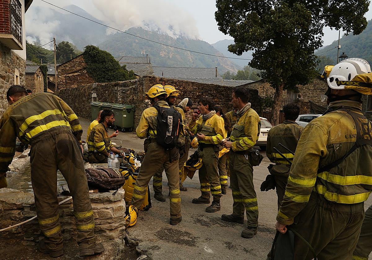 Bomberos en la zona cercana a uno de los focos del incendio de Salientes.
