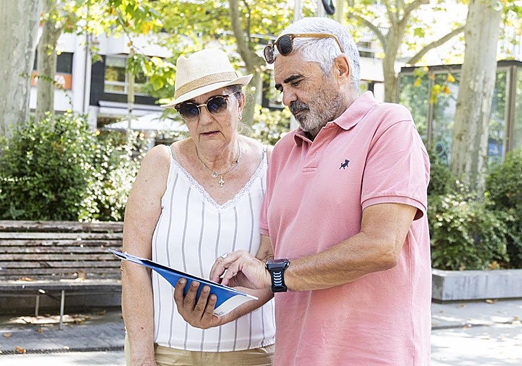 Los vallisoletanos Jesús Mato y María Teresa Alonso consultan las actividades turísticas para pasar el festivo en Valladolid.