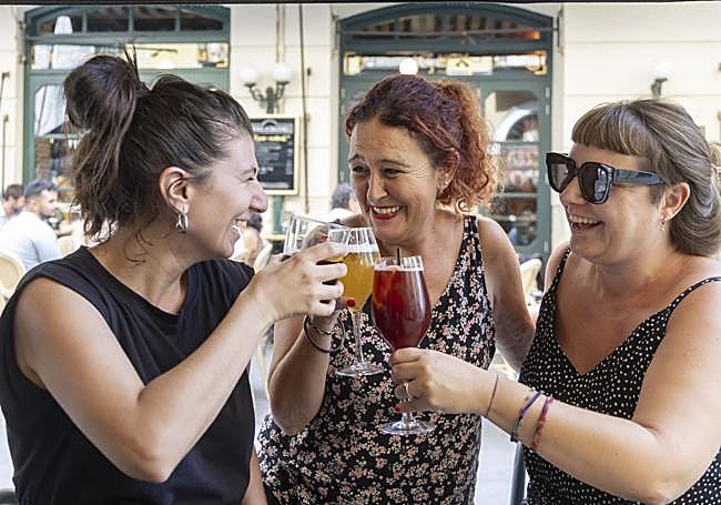 Un grupo de amigas disfrutan de un vermut a la sobra en el centro de Valladolid.