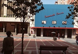 Fachada de los cines Coca, en la plaza de Martí y Monsó, el 17 de mayo del año 2000.
