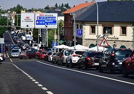 Colas en la travesía de San Rafael, ayer.