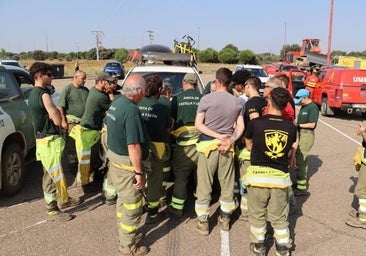 Agentes forestales en León: «Nos mandan solos a los incendios y nos quitan medios en plena extinción»