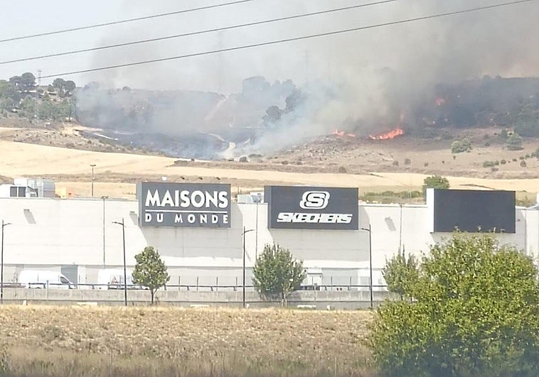 Humo y llamas en la zona afectada.