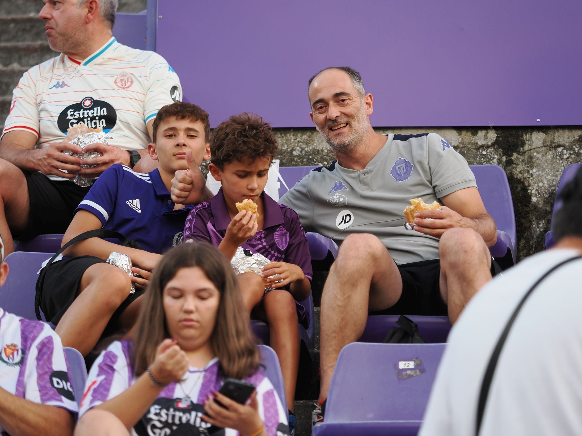 Búscate en la grada del Real Valladolid-Ceuta (1/3)