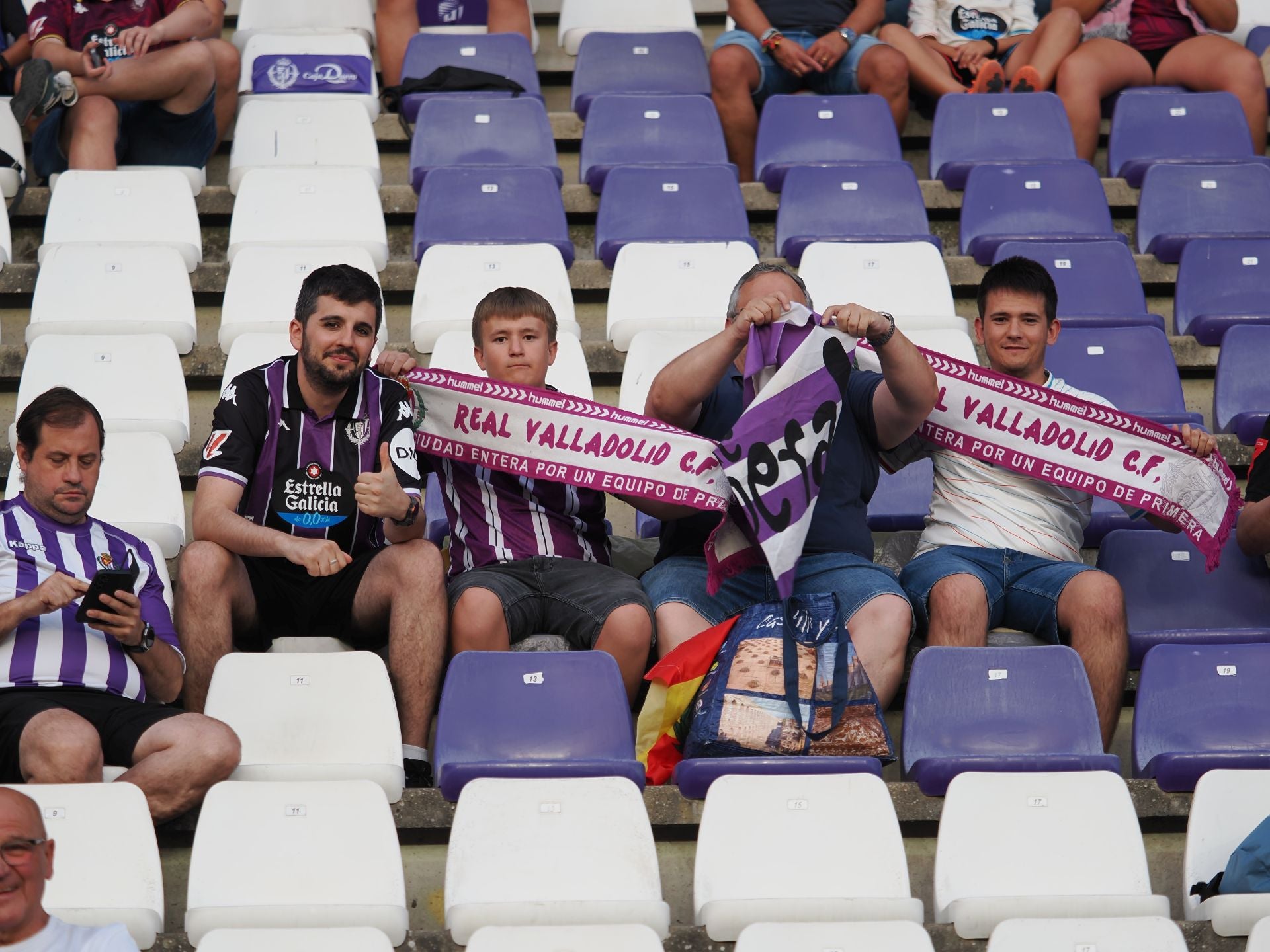 Búscate en la grada del Real Valladolid-Ceuta (2/3)