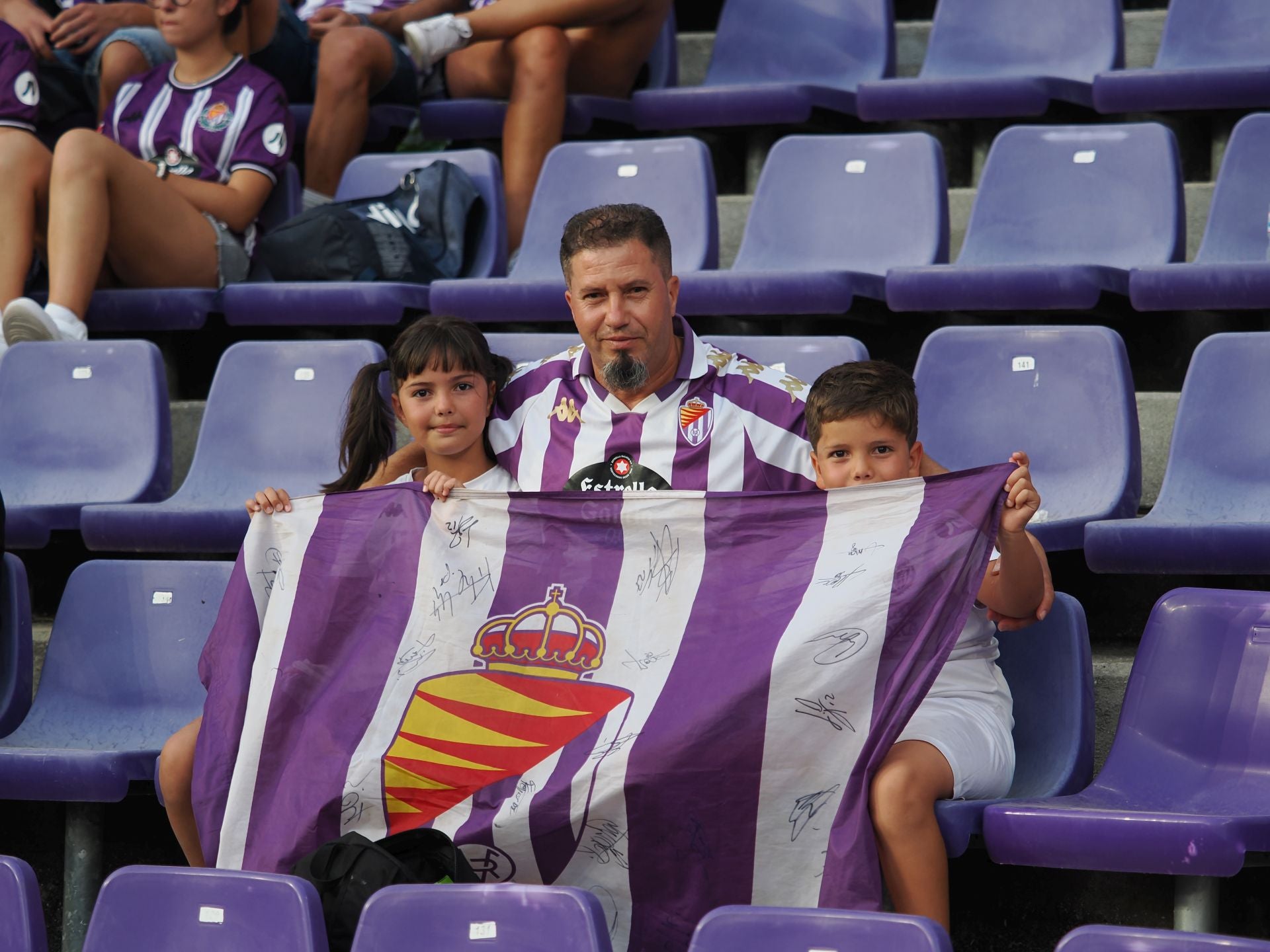 Búscate en la grada del Real Valladolid-Ceuta (3/3)