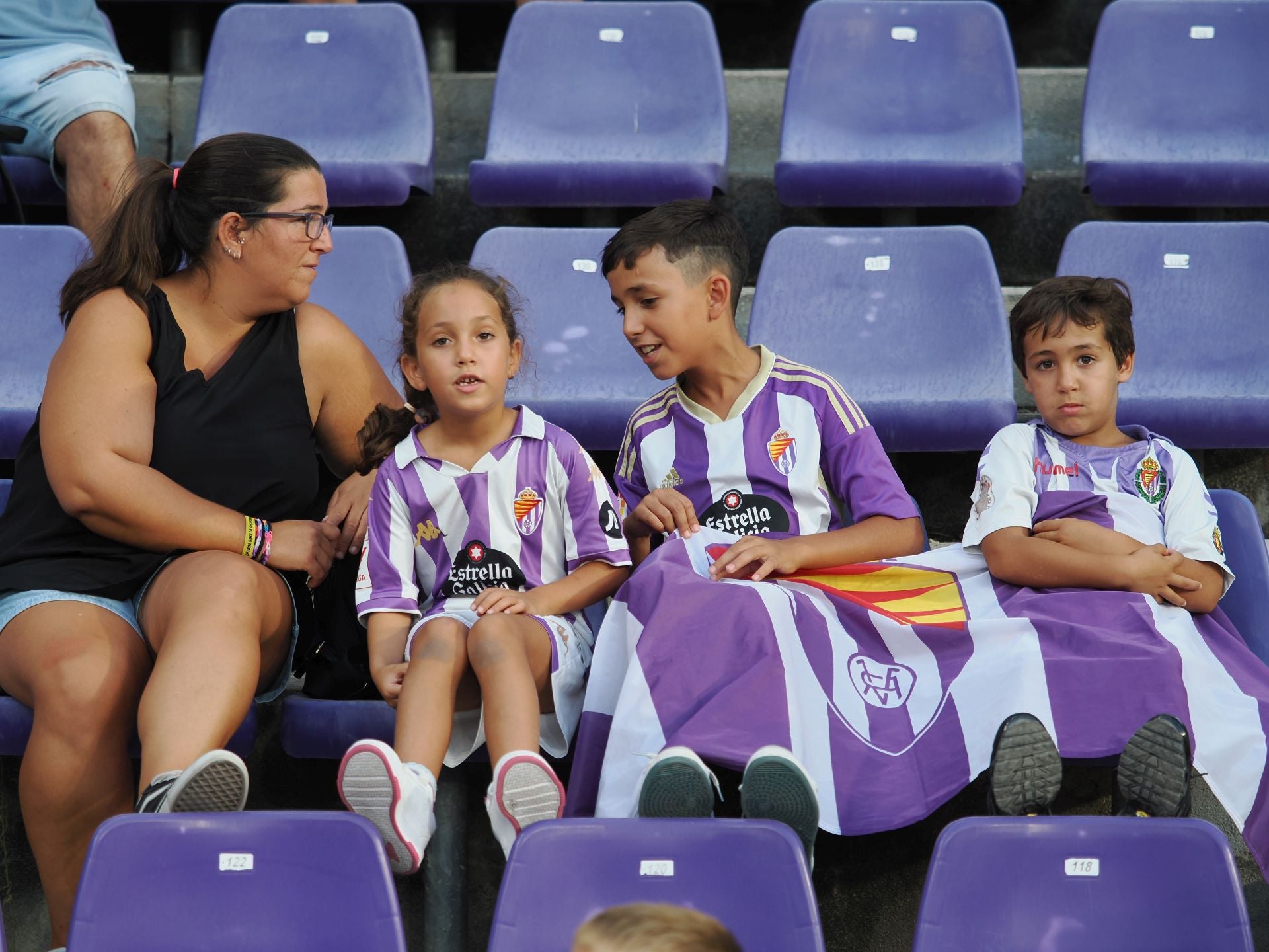 Búscate en la grada del Real Valladolid-Ceuta (3/3)