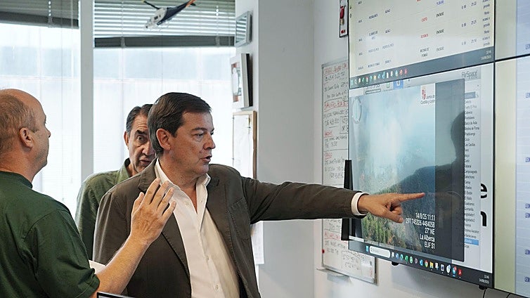 Mañueco afirma que los incendios evolucionan «favorablemente» y reclama a Sánchez abordarlos como «asunto de Estado»