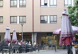 Una terraza junto a una bloque de viviendas en la plaza Rosa Chacel de Valladolid.