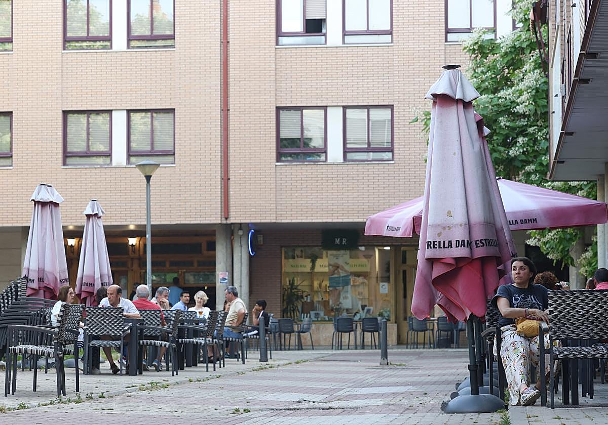 Una terraza junto a una bloque de viviendas en la plaza Rosa Chacel de Valladolid.
