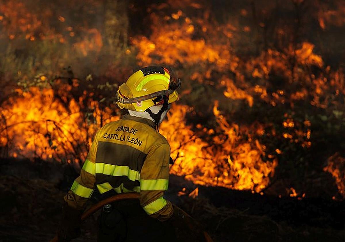 Los incendios forestales declarados en El Payo y Cipérez mantienen en jaque a la provincia de Salamanca