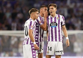 Tomeo habla con Alejo el pasado viernes, junto a Chuki.