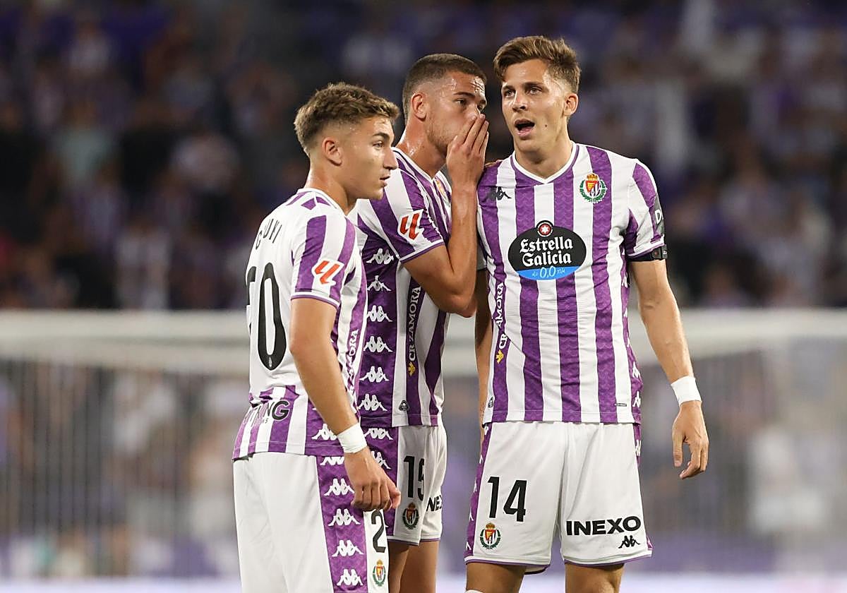 Tomeo habla con Alejo el pasado viernes, junto a Chuki.