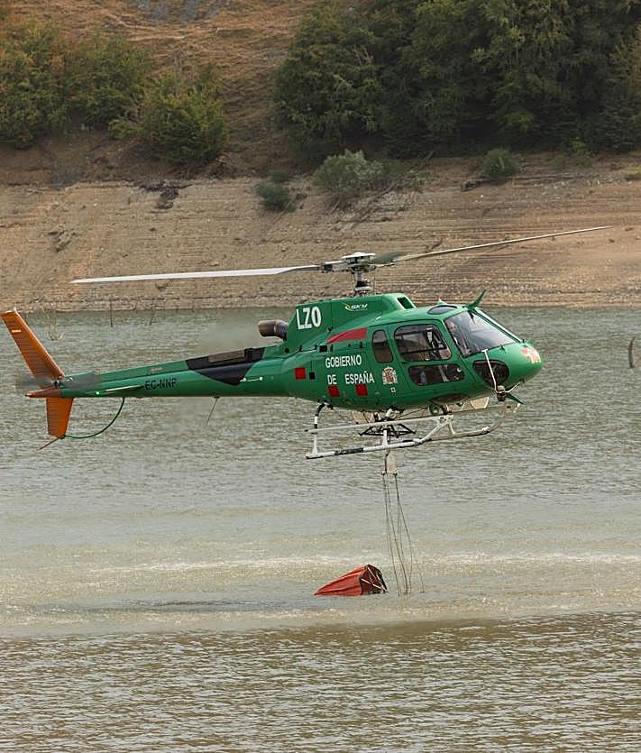 Imagen secundaria 2 - Labores de extinción en el foco de La Uña, con los helicópteros descargando con agua que han recogido en Riaño.