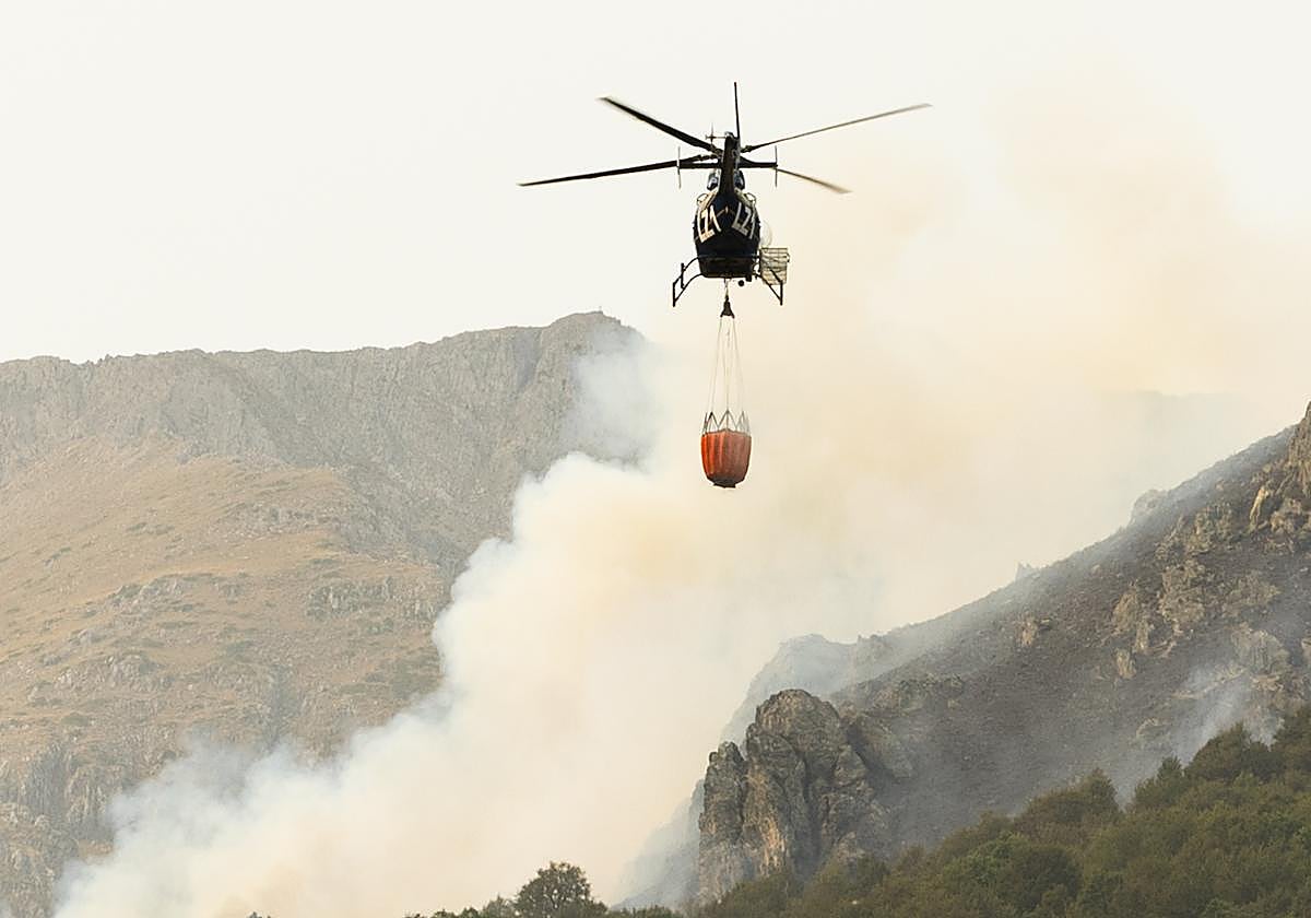 Helicópteros de extinción de incendios cargando agua en el embalse de Riaño para el incendio de la Uña