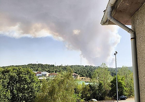 Humareda visible desde el municipio de Guardo del incendio de Almanza, en la provincia de León.