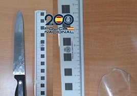 Cuchillo y restos del vaso de cristal requisados por la Policía Nacional.