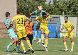 Álex Castro remata de cabeza un saque de esquina frente al CDA Navalcarnero.