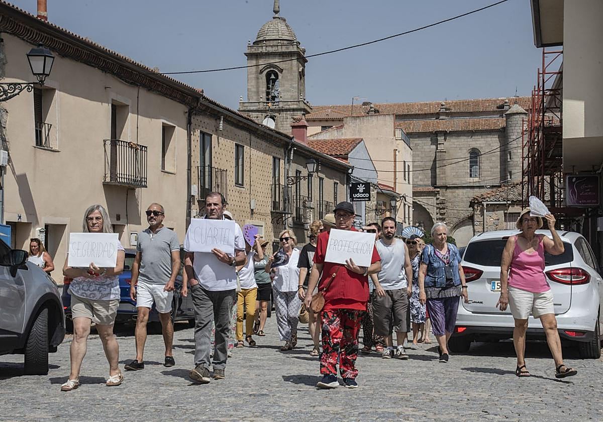 Vecinos de Villacastín piden «protección, seguridad y cuartel», ayer.