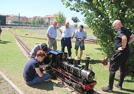 El alcalde , José María López, observa la puesta en marcha de la Santa Rosa las pasadas fiestas.