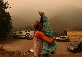 Una vecina de Lusio rescata a la Virgen de la iglesia de Santa María.