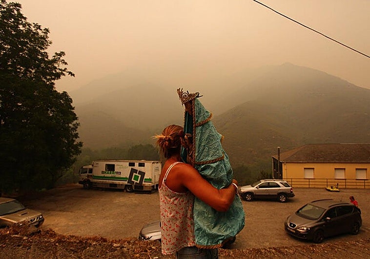 Una vecina de Lusio rescata a la Virgen de la iglesia de Santa María.