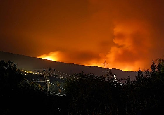 Incendio en la localidad cacereña de Jarilla que amenaza con un nuevo frente en Salamanca.