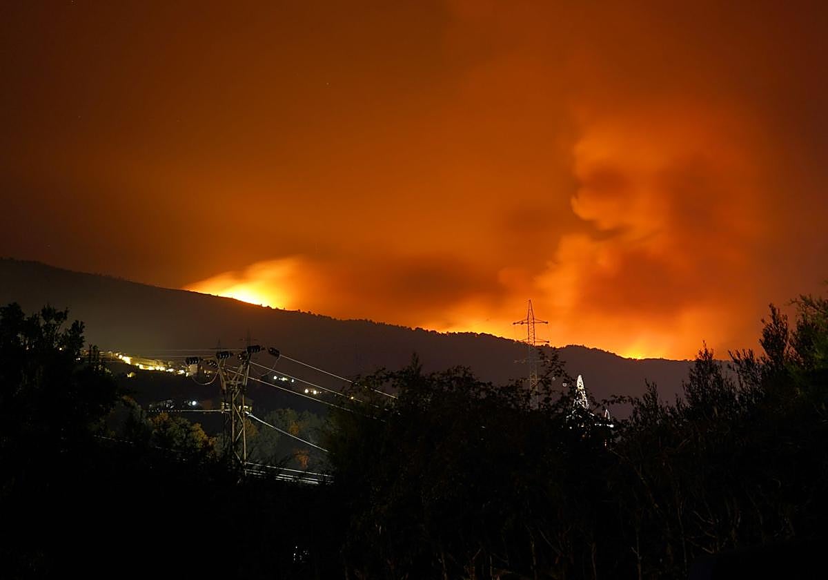 Incendio en la localidad cacereña de Jarilla que amenaza con un nuevo frente en Salamanca.