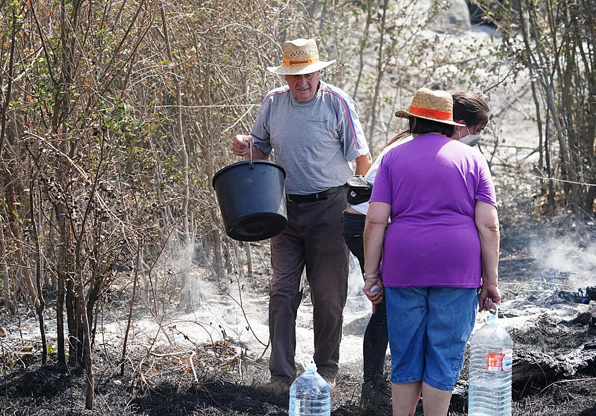 Vecinos colaboran en la extinción en Cerezal de Puertas, La Ramajería, Salamanca.