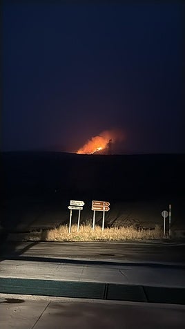 El fuego, visible desde la carretera, a los pies del Golobar.