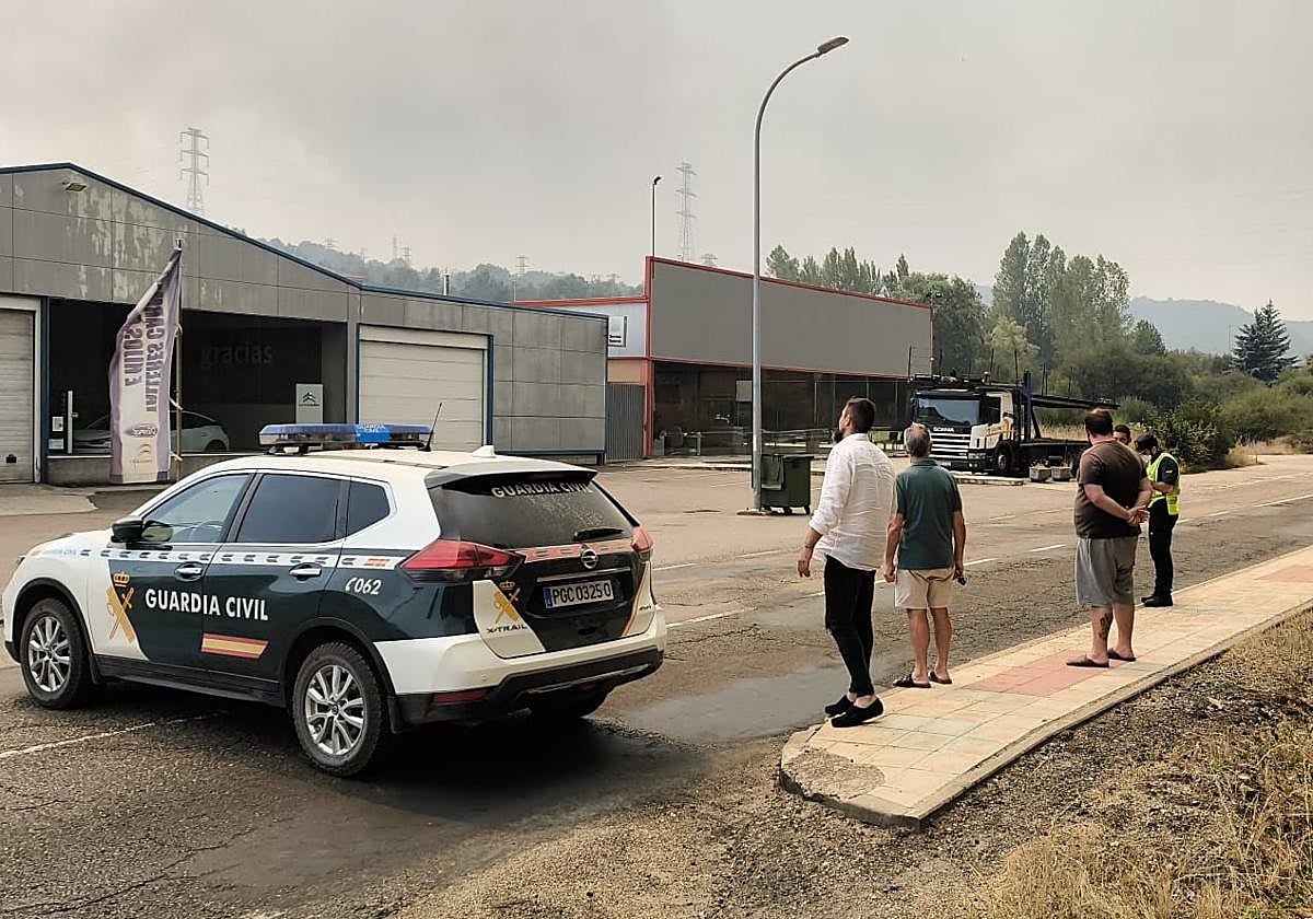 Evacúan Villalba, Fresno y Mantinos y confinan Guardo por el incendio leonés de Canalejas