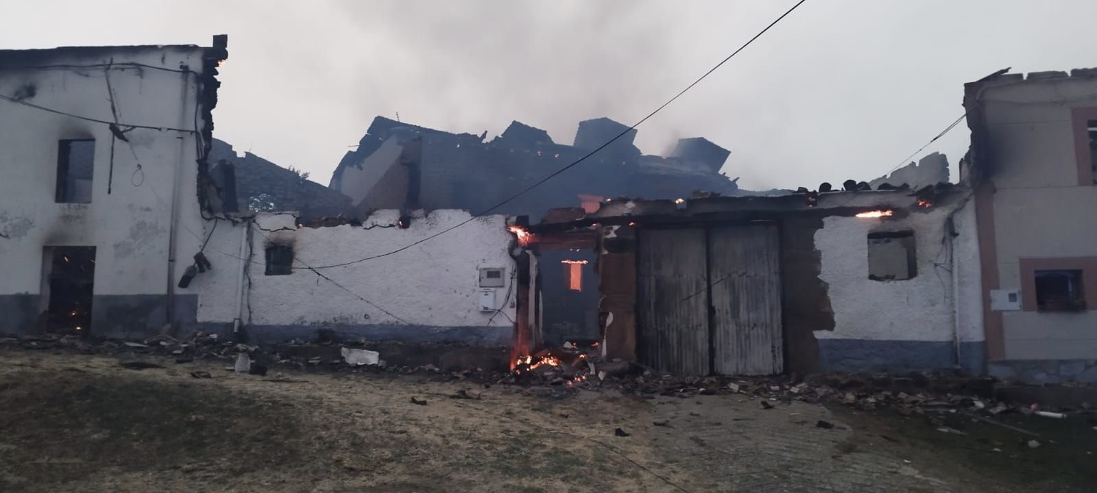 Las casas de San Pedro de Cansoles, pasto de las llamas