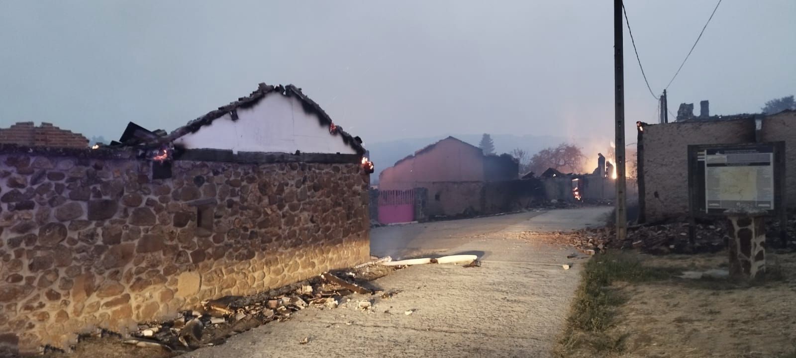 Las casas de San Pedro de Cansoles, pasto de las llamas
