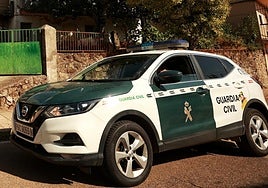 Un vehículo de la Guardia Civil en un pueblo de Salamanca.
