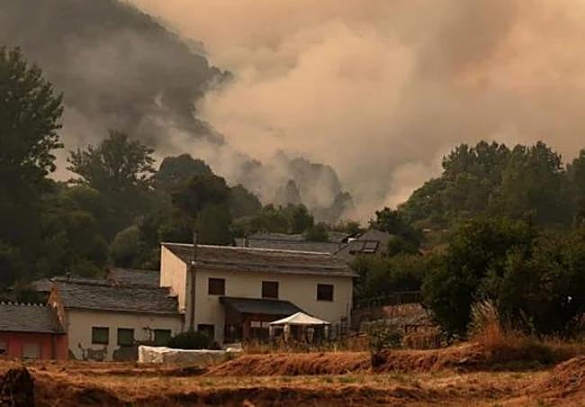 La pequeña localidad de Fasgar se encuentra amenazada por un incendio forestal.