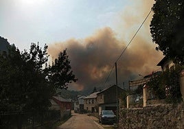 La pequeña localidad de Fasgar se encuentra amenazada por un incendio forestal.