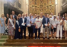 Los premiados y representantes del certamen y del Ayuntamiento posan en la iglesia de la Asunción de Dueñas.