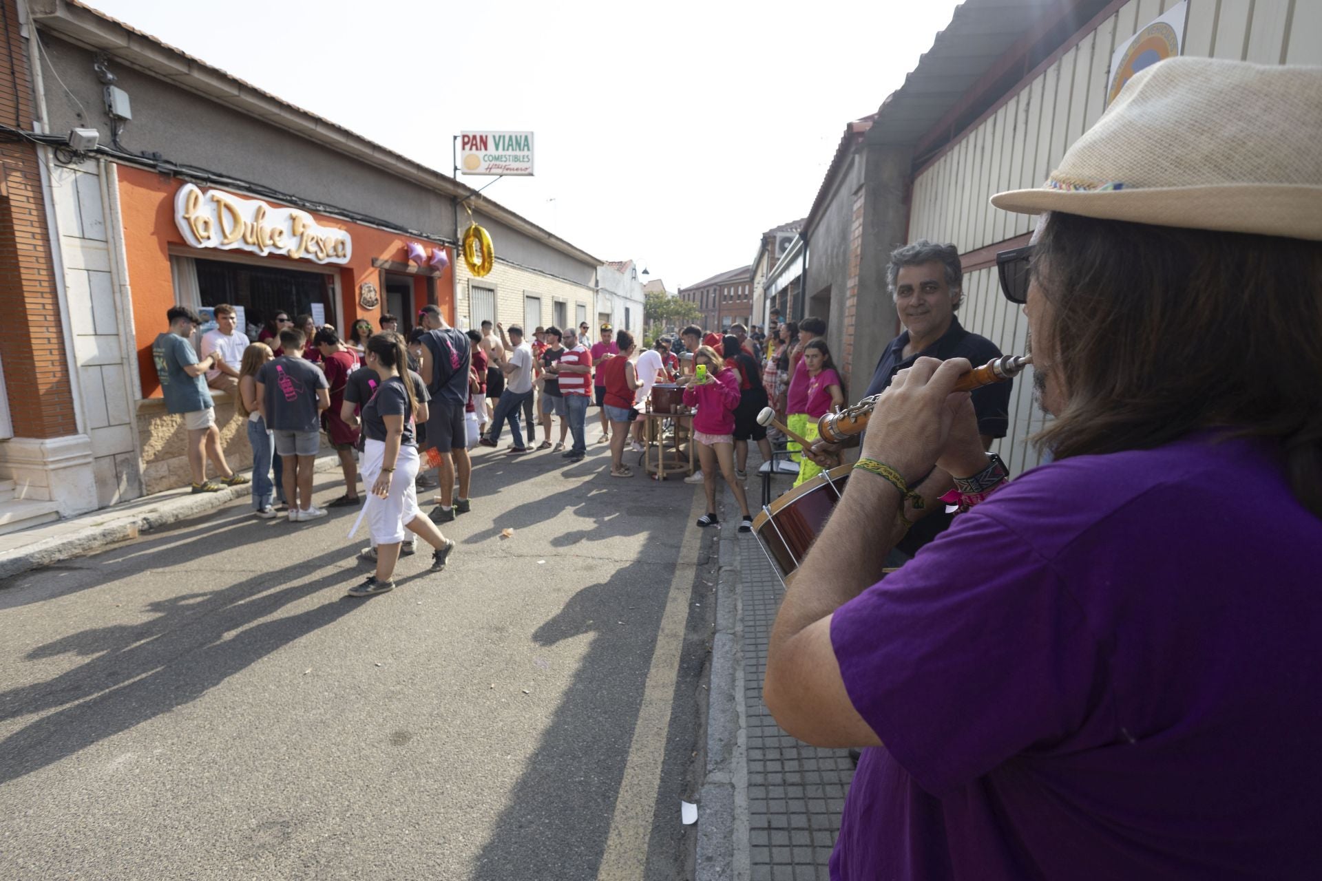 Pasacalles y chocolatada en las fiestas de Viana de Cega
