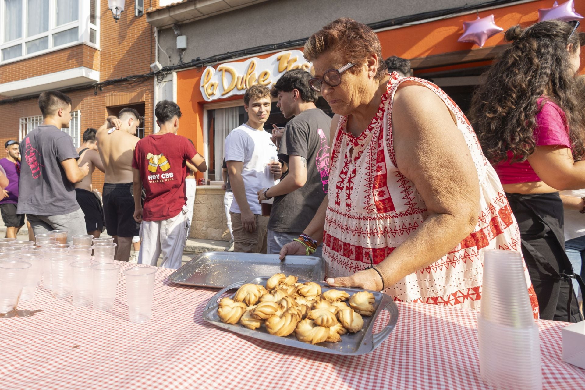 Pasacalles y chocolatada en las fiestas de Viana de Cega