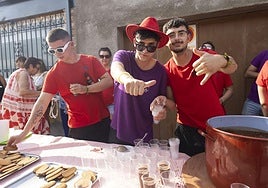 Pasacalles y chocolatada en las fiestas de Viana de Cega
