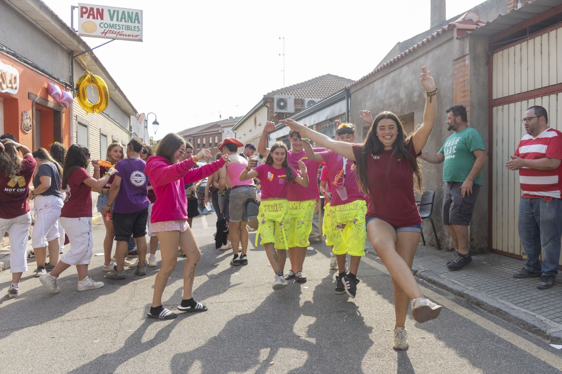 Pasacalles y chocolatada en las fiestas de Viana de Cega