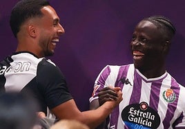 Anuar se saluda con Amath, en los prolegómenos del partido del pasado viernes.