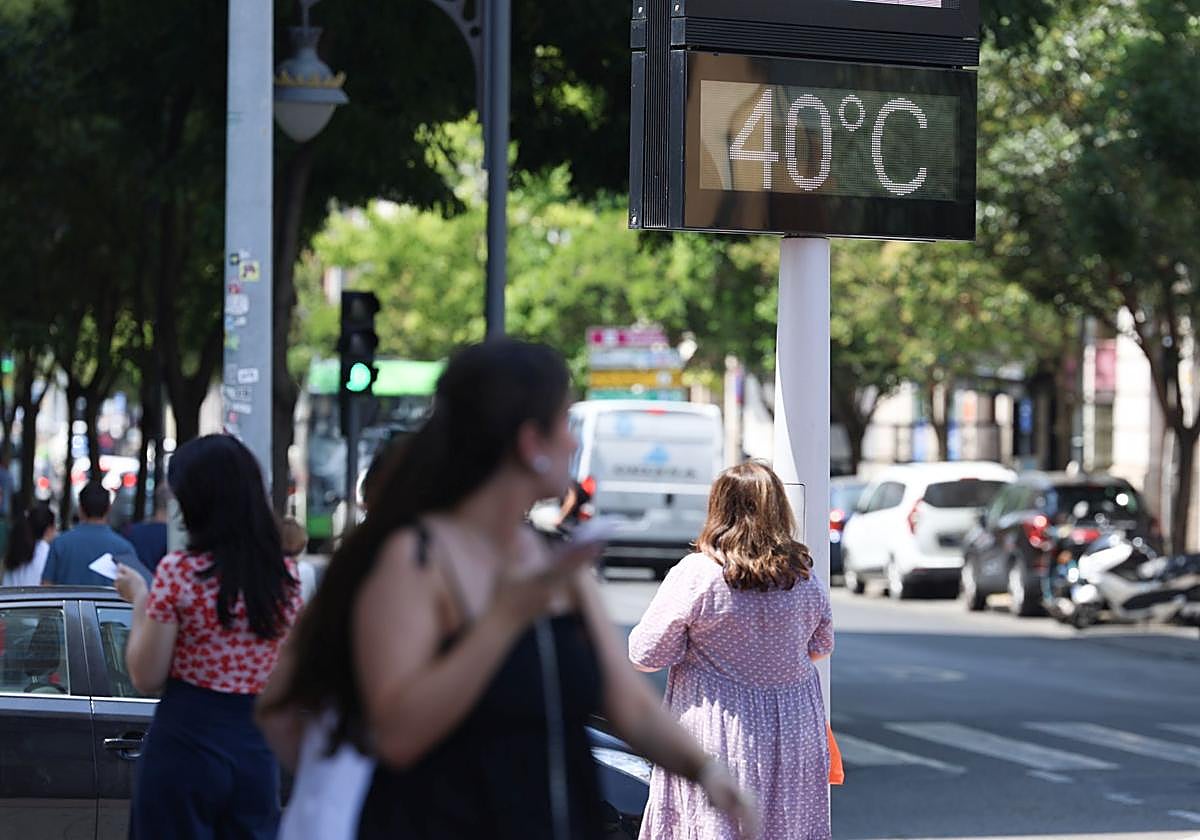 Un termómetro marca 40 grados en una jornada de esta ola de calor.