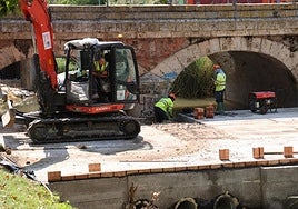 Obras de ampliación de la tercera vía junto al puerte del Esgueva.