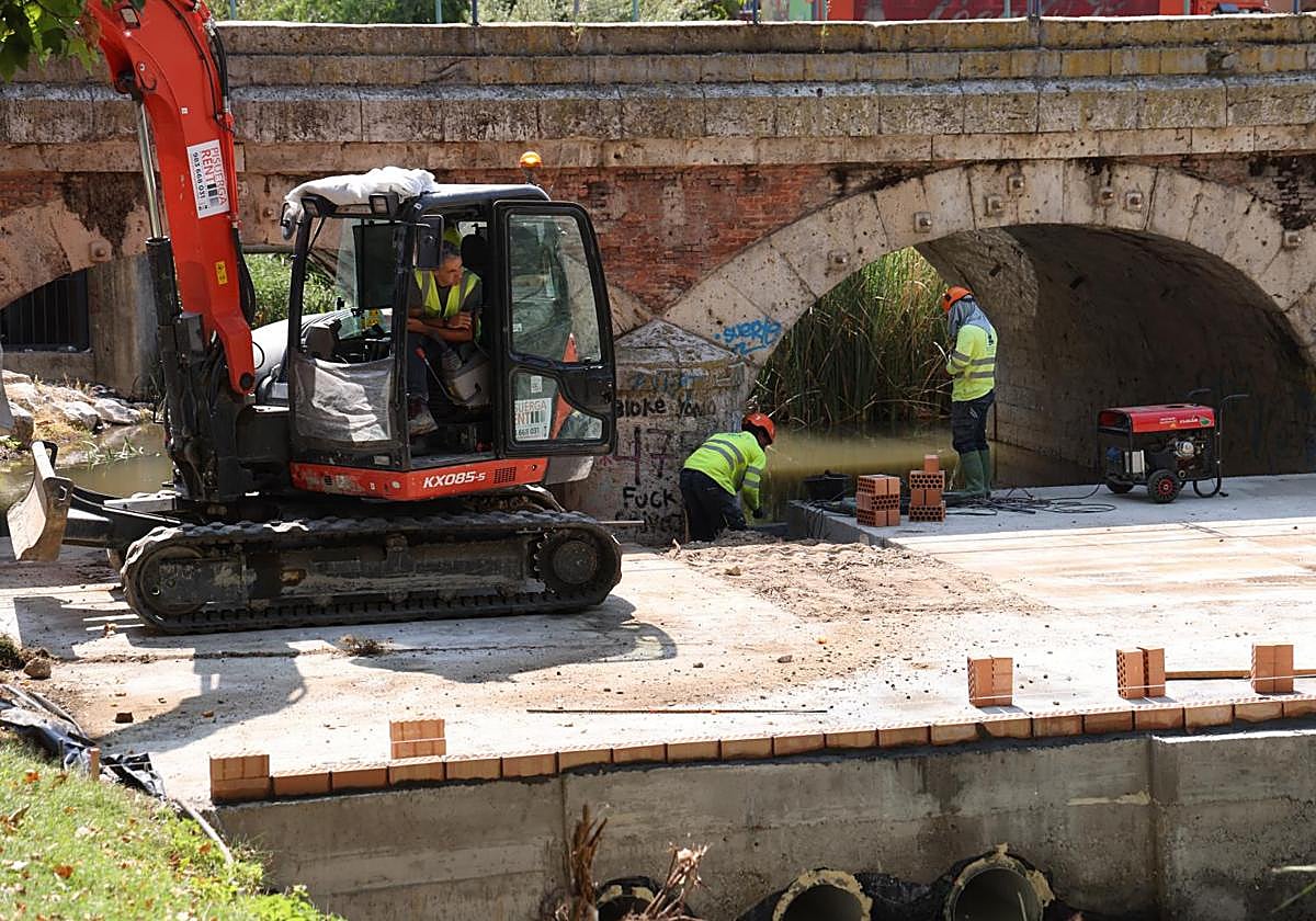Obras de ampliación de la tercera vía junto al puerte del Esgueva.