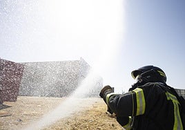Bomberos de la Diputación durante unas prácticas en una imagen de archivo.